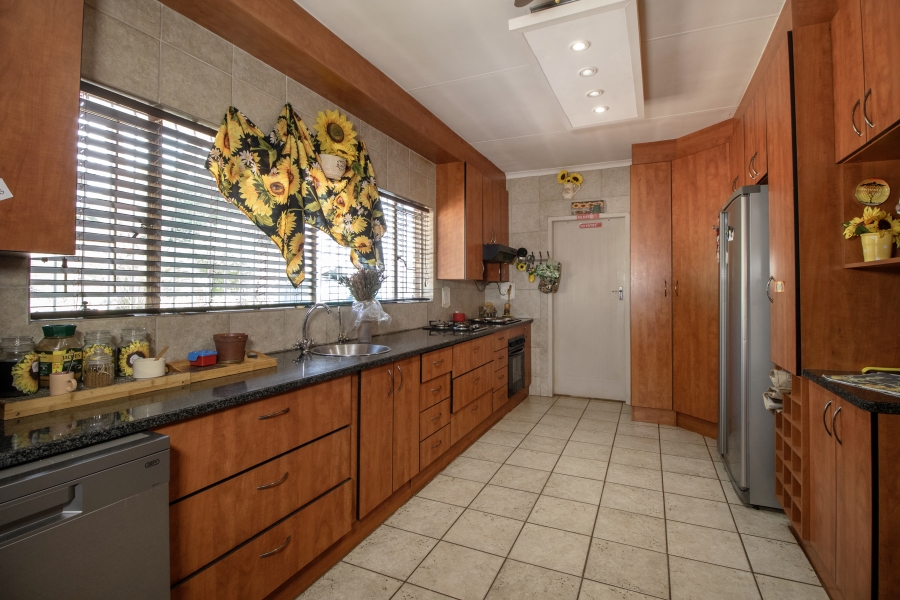 5 Bedroom Property for Sale in Faerie Glen Gauteng