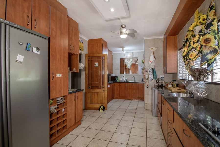 5 Bedroom Property for Sale in Faerie Glen Gauteng