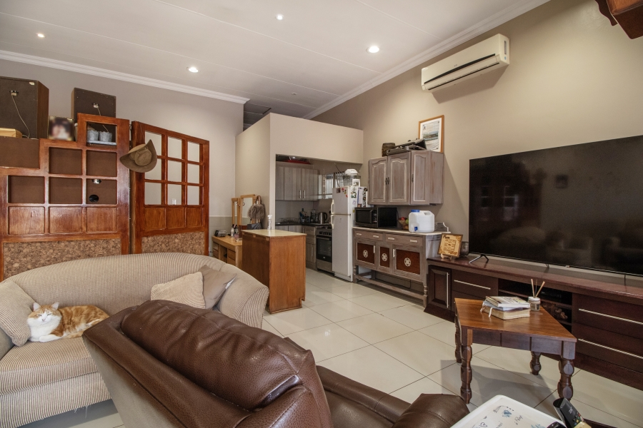 5 Bedroom Property for Sale in Faerie Glen Gauteng