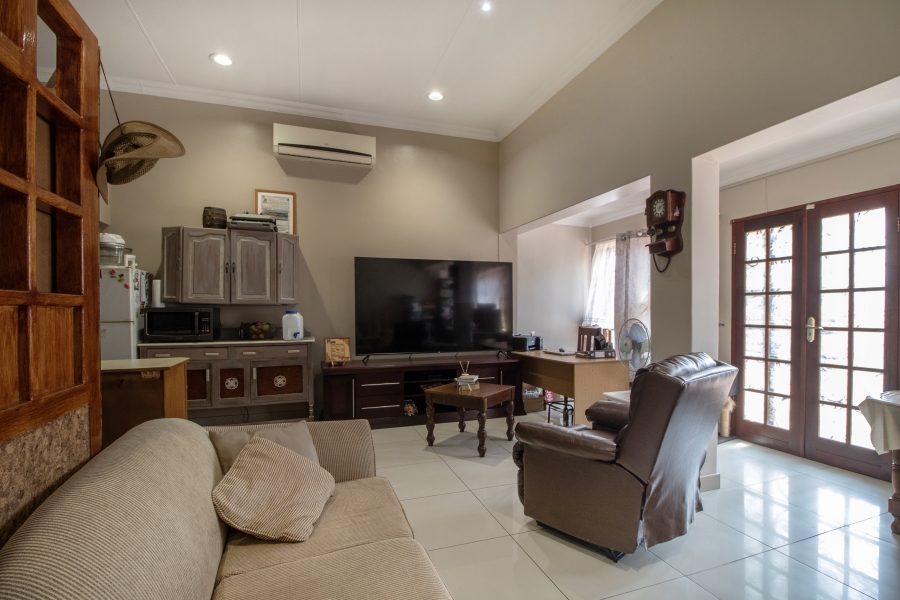 5 Bedroom Property for Sale in Faerie Glen Gauteng