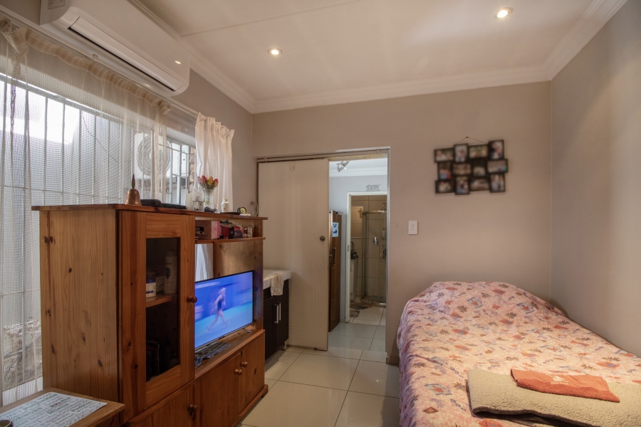 5 Bedroom Property for Sale in Faerie Glen Gauteng