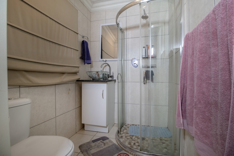 5 Bedroom Property for Sale in Faerie Glen Gauteng