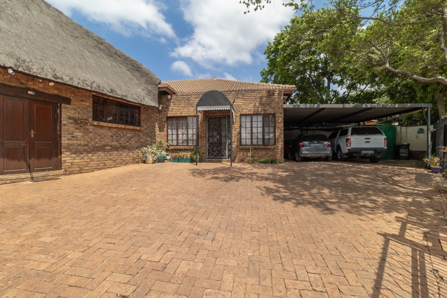 5 Bedroom Property for Sale in Faerie Glen Gauteng