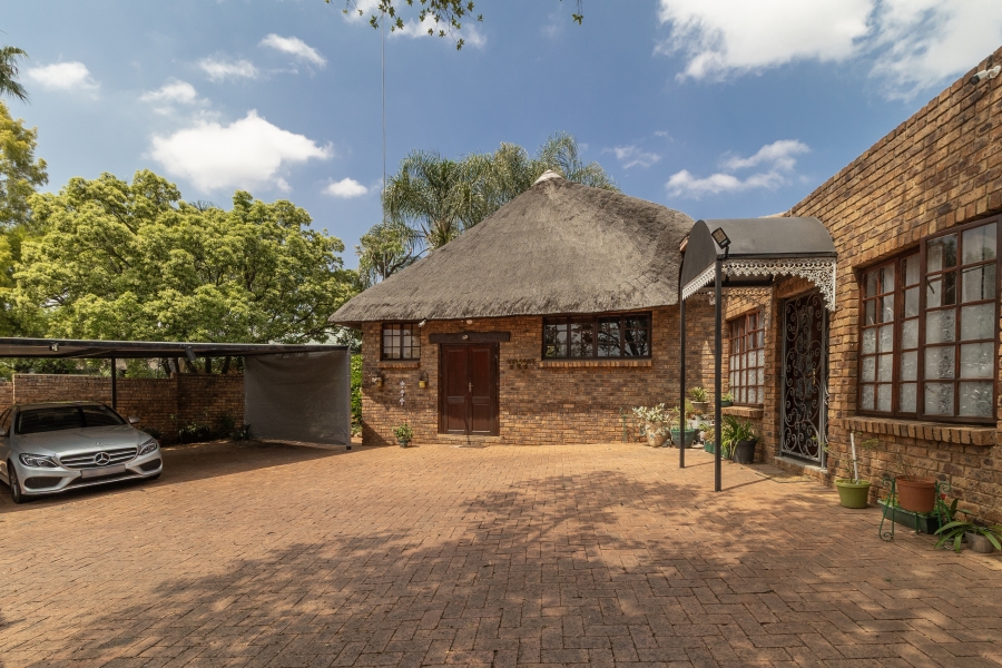 5 Bedroom Property for Sale in Faerie Glen Gauteng
