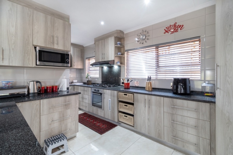 4 Bedroom Property for Sale in Helderkruin Gauteng