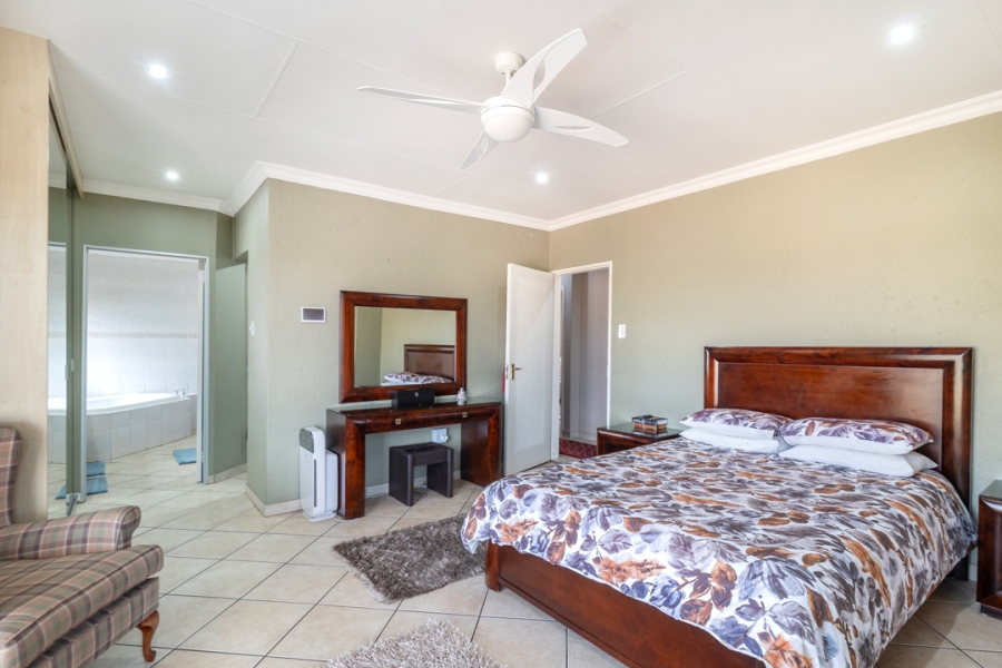 4 Bedroom Property for Sale in Helderkruin Gauteng