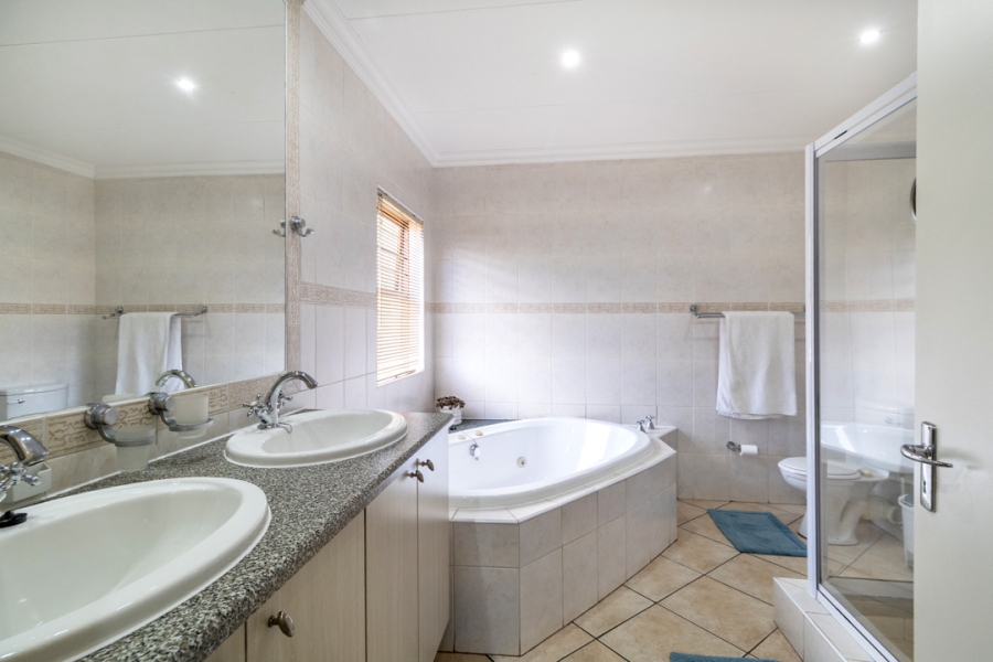 4 Bedroom Property for Sale in Helderkruin Gauteng