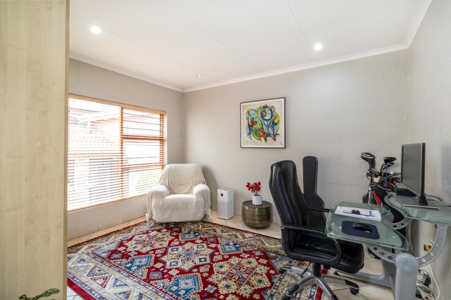 4 Bedroom Property for Sale in Helderkruin Gauteng