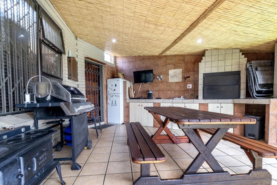 5 Bedroom Property for Sale in Moreleta Park Gauteng