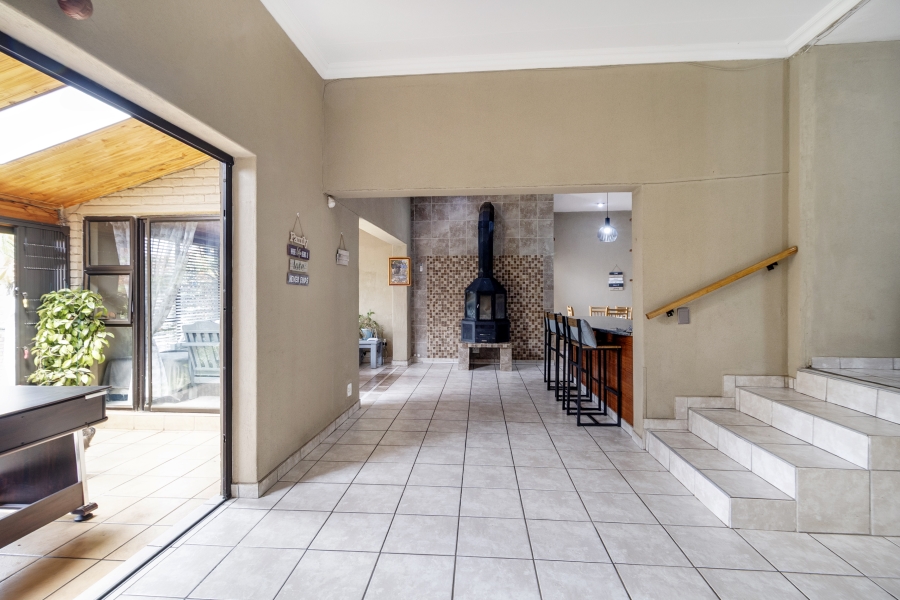 5 Bedroom Property for Sale in Moreleta Park Gauteng