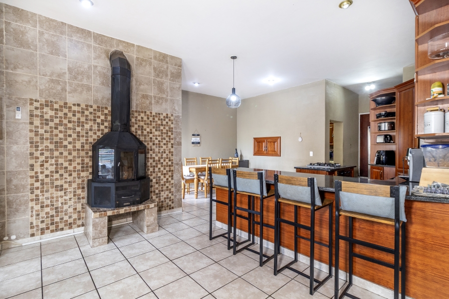 5 Bedroom Property for Sale in Moreleta Park Gauteng