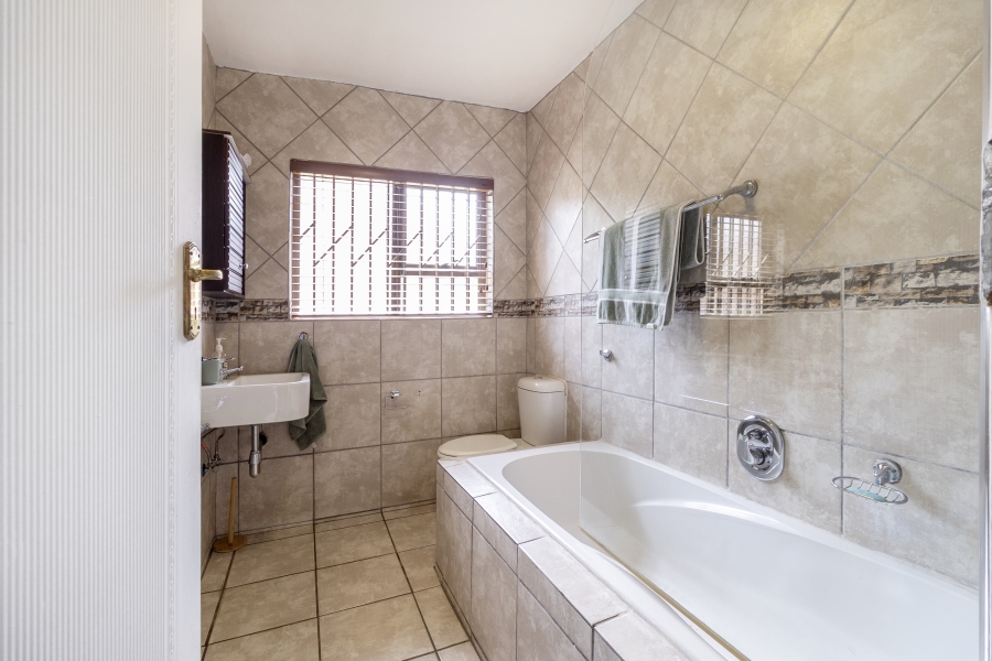 5 Bedroom Property for Sale in Moreleta Park Gauteng