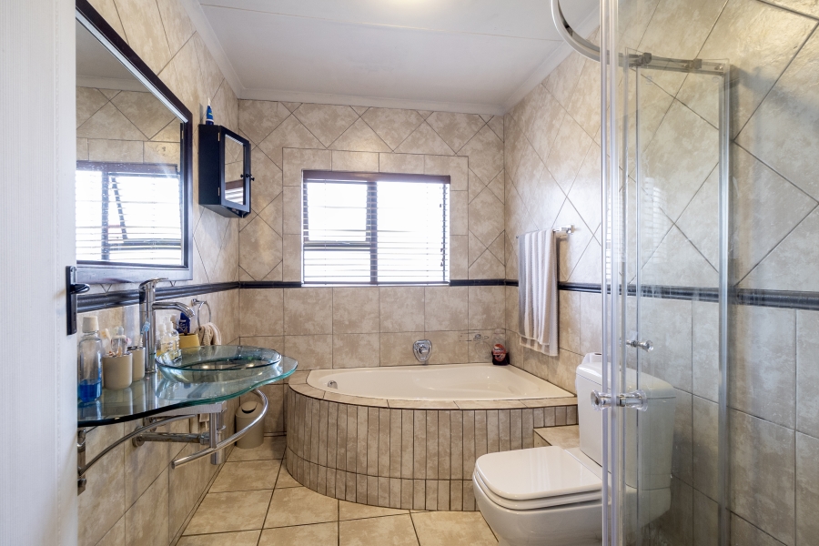 5 Bedroom Property for Sale in Moreleta Park Gauteng