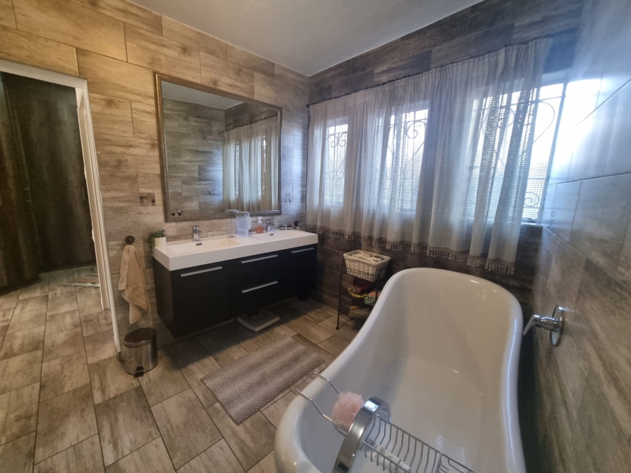 6 Bedroom Property for Sale in Vanderbijlpark SW 5 Gauteng