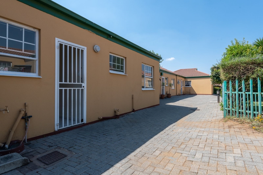 2 Bedroom Property for Sale in Linmeyer Gauteng