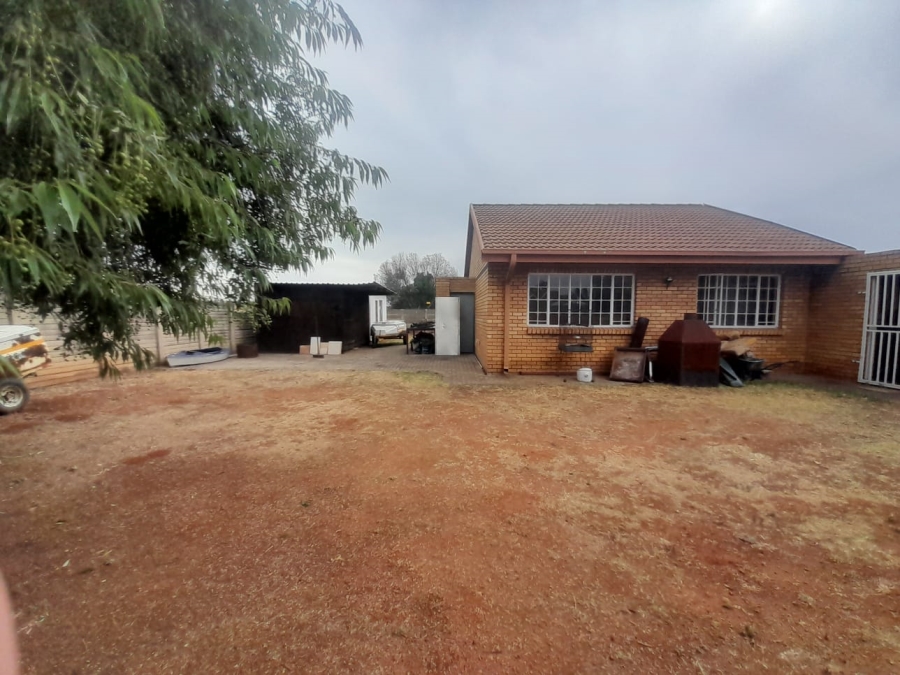 To Let 3 Bedroom Property for Rent in Kookrus Gauteng