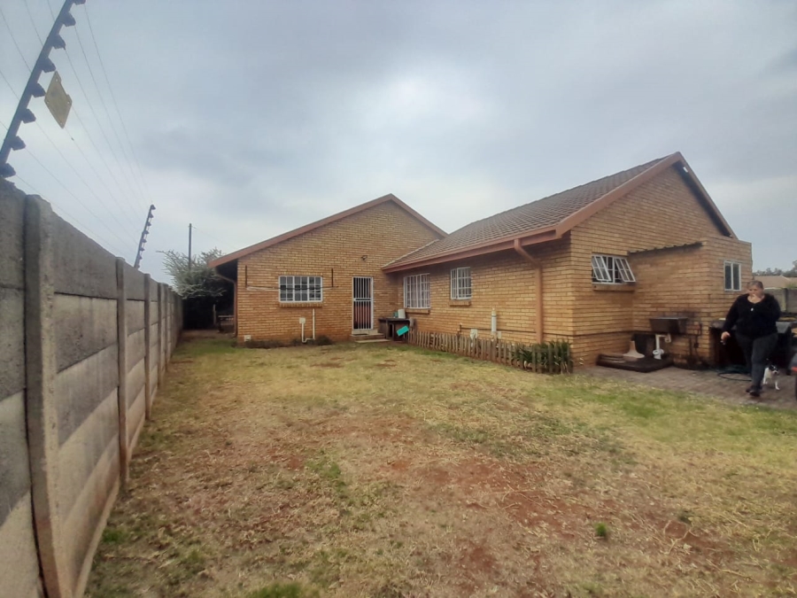 To Let 3 Bedroom Property for Rent in Kookrus Gauteng