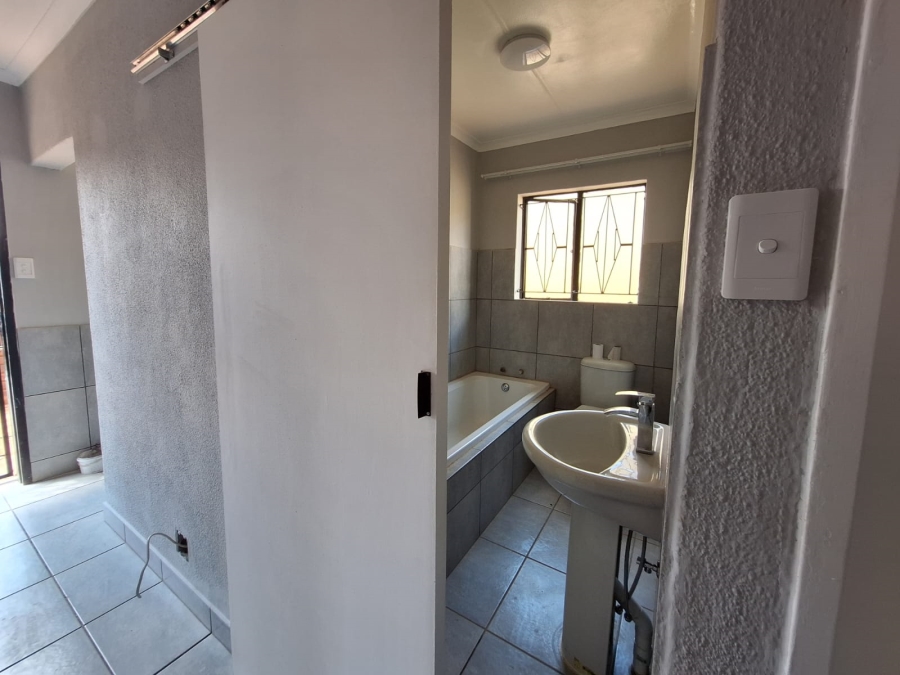 2 Bedroom Property for Sale in Ratanda Gauteng