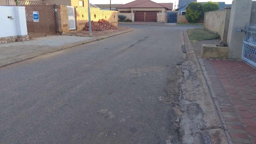 2 Bedroom Property for Sale in Kagiso Gauteng