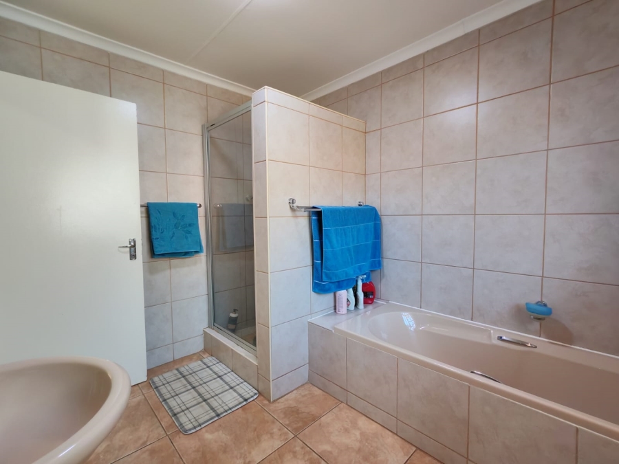 3 Bedroom Property for Sale in Three Rivers Proper Gauteng