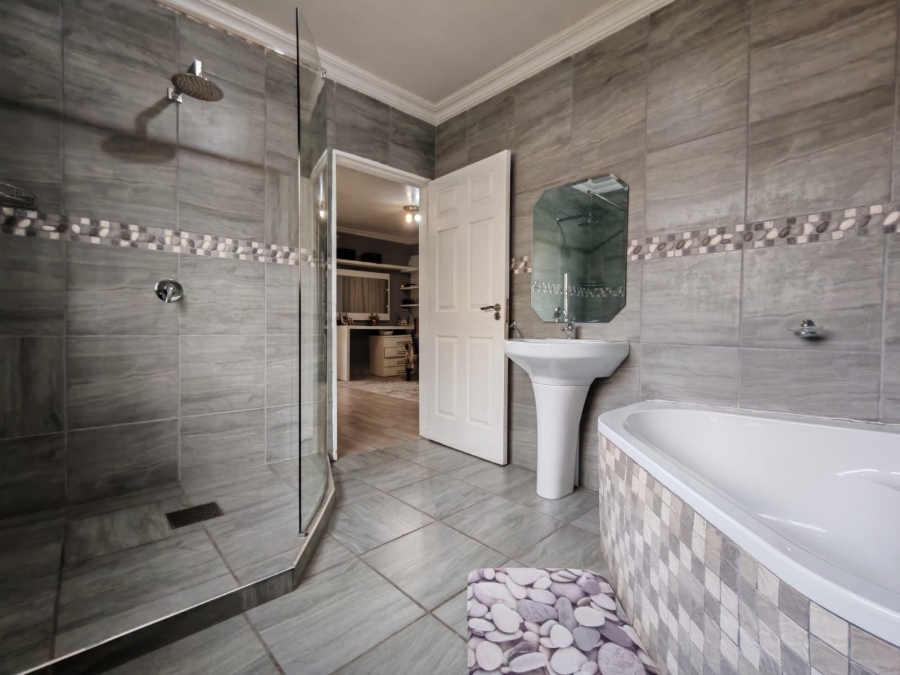 4 Bedroom Property for Sale in Three Rivers East Gauteng