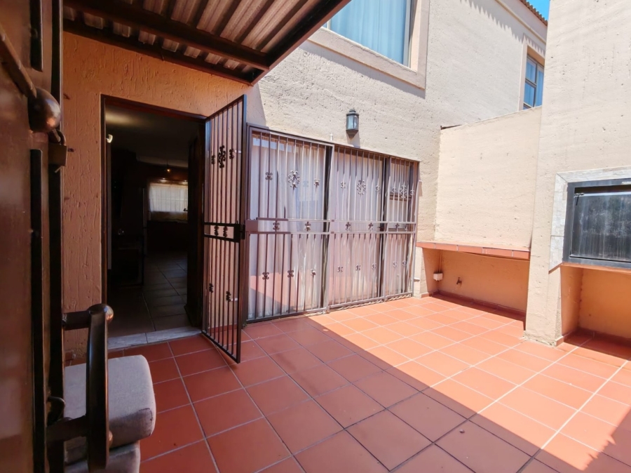 2 Bedroom Property for Sale in Three Rivers Proper Gauteng