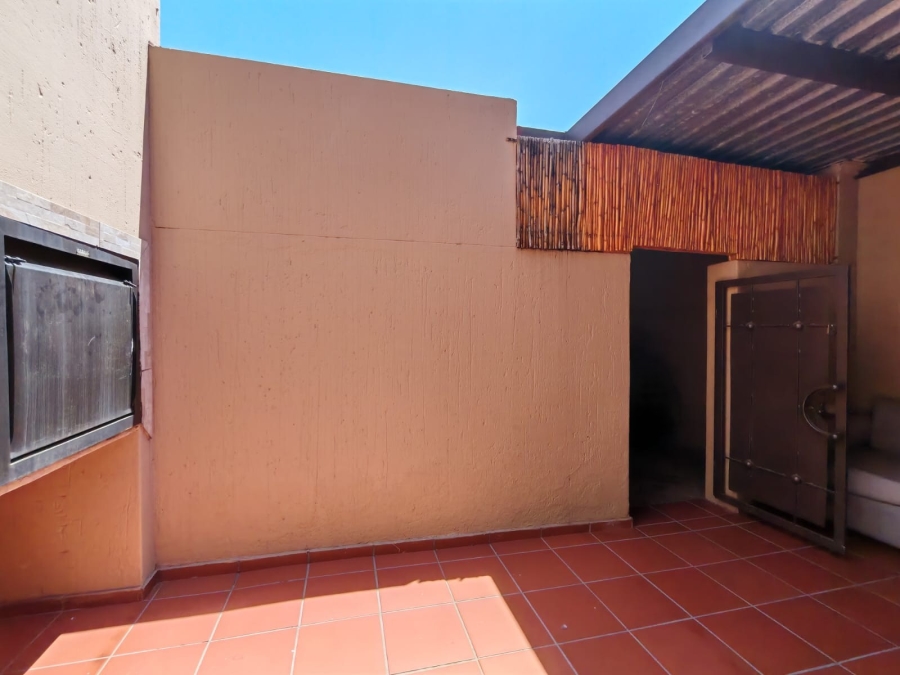 2 Bedroom Property for Sale in Three Rivers Proper Gauteng