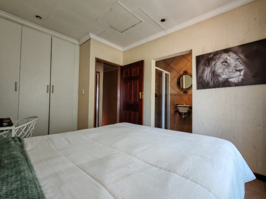 2 Bedroom Property for Sale in Three Rivers Proper Gauteng