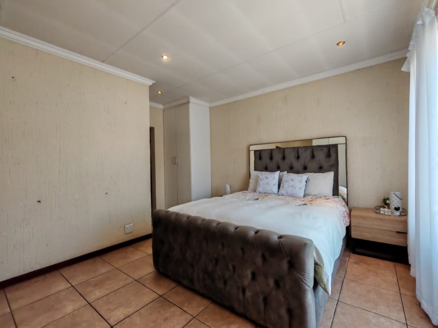 2 Bedroom Property for Sale in Three Rivers Proper Gauteng