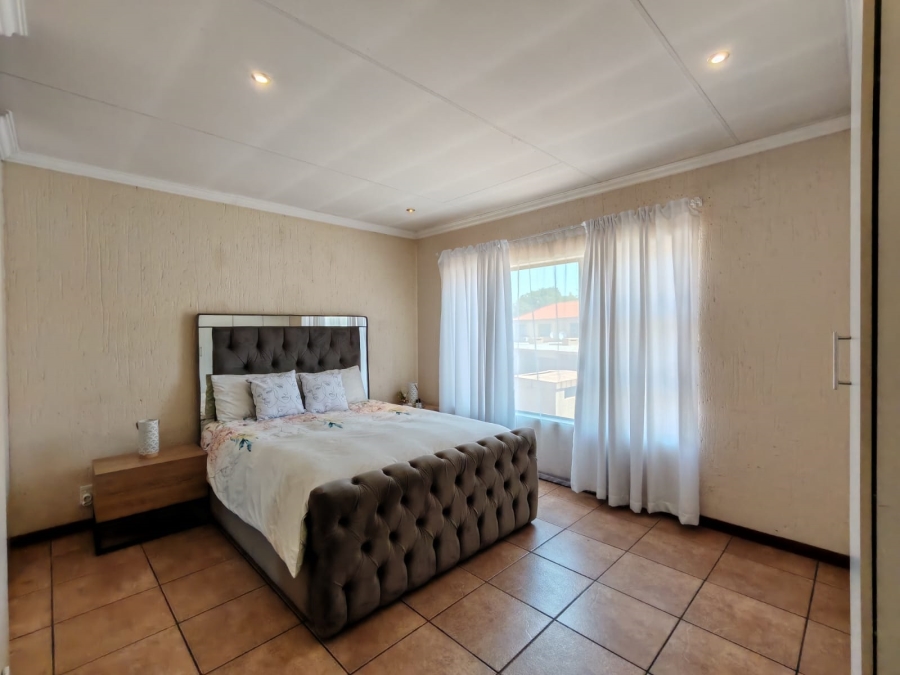 2 Bedroom Property for Sale in Three Rivers Proper Gauteng