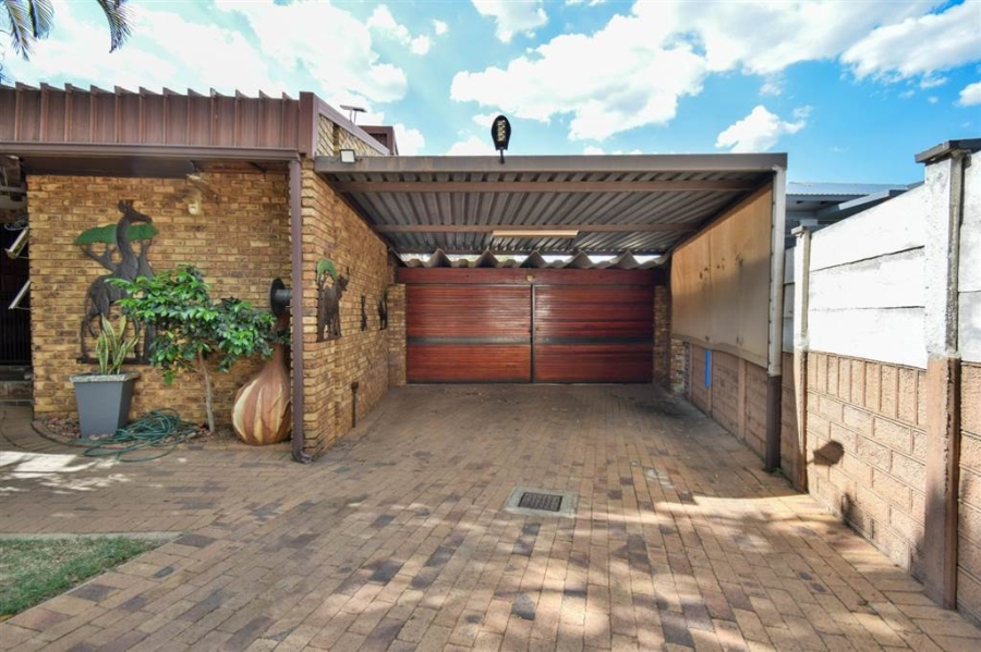4 Bedroom Property for Sale in Theresa Park Gauteng