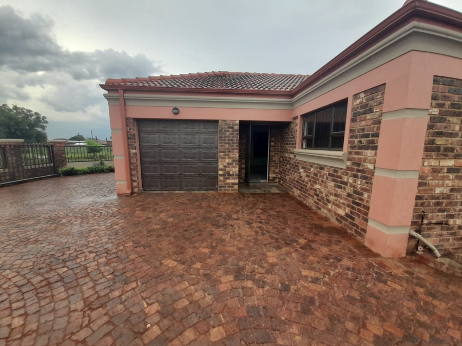 To Let 3 Bedroom Property for Rent in Kookrus Gauteng
