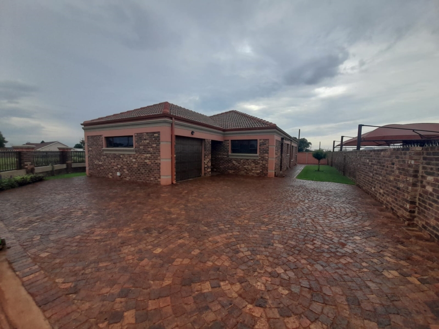 To Let 3 Bedroom Property for Rent in Kookrus Gauteng