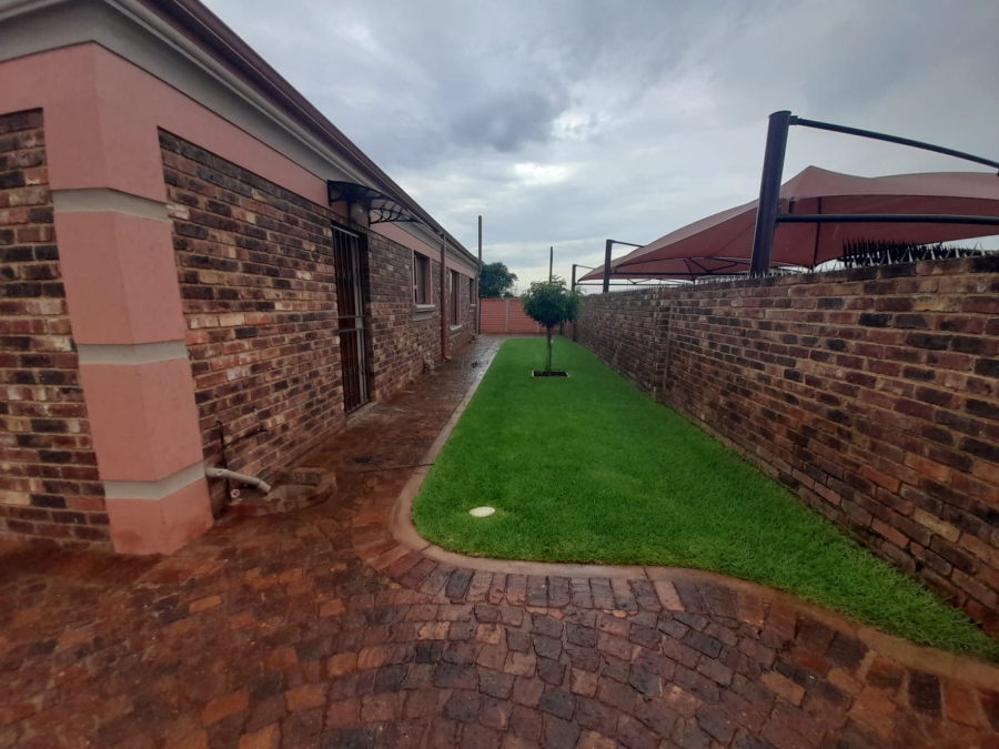 To Let 3 Bedroom Property for Rent in Kookrus Gauteng