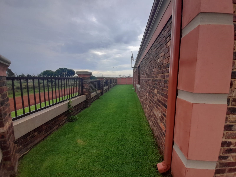 To Let 3 Bedroom Property for Rent in Kookrus Gauteng