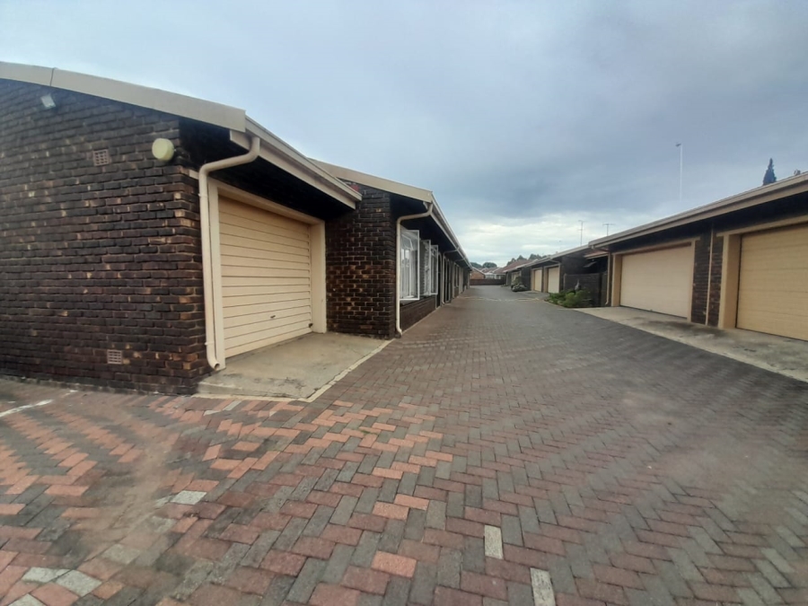 To Let 2 Bedroom Property for Rent in Three Rivers Gauteng