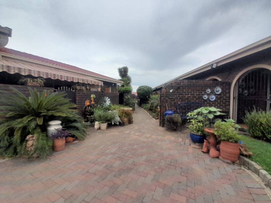 To Let 2 Bedroom Property for Rent in Three Rivers Gauteng