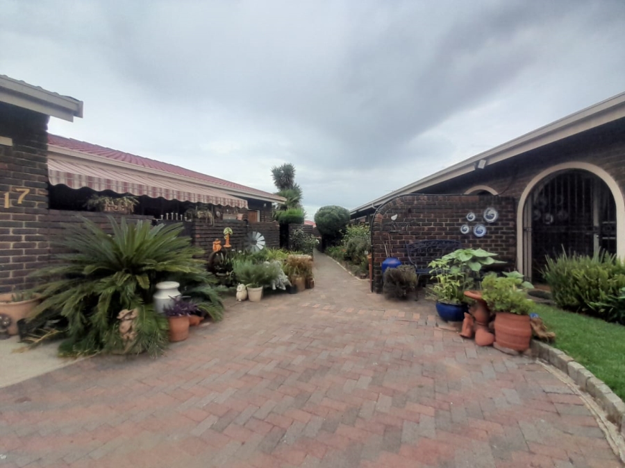 To Let 2 Bedroom Property for Rent in Three Rivers Gauteng