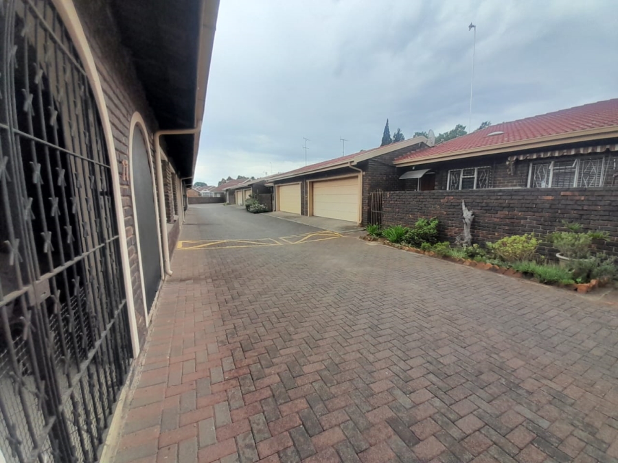 To Let 2 Bedroom Property for Rent in Three Rivers Gauteng