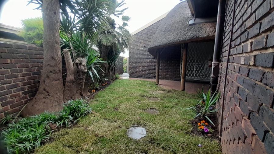 To Let 2 Bedroom Property for Rent in Three Rivers Gauteng