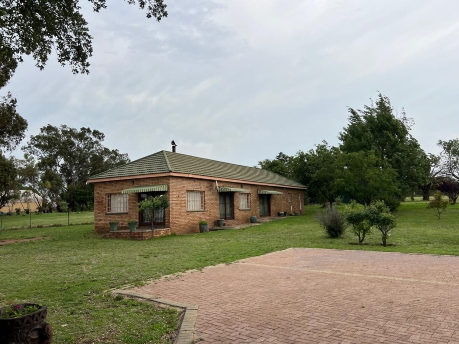 4 Bedroom Property for Sale in Hartbeesfontein AH Gauteng
