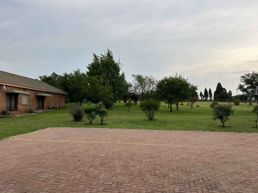 4 Bedroom Property for Sale in Hartbeesfontein AH Gauteng