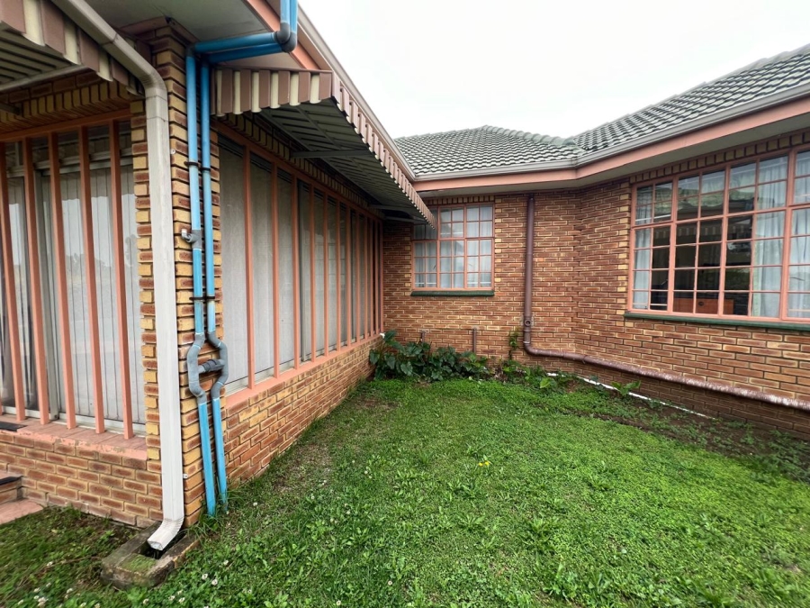 4 Bedroom Property for Sale in Hartbeesfontein AH Gauteng
