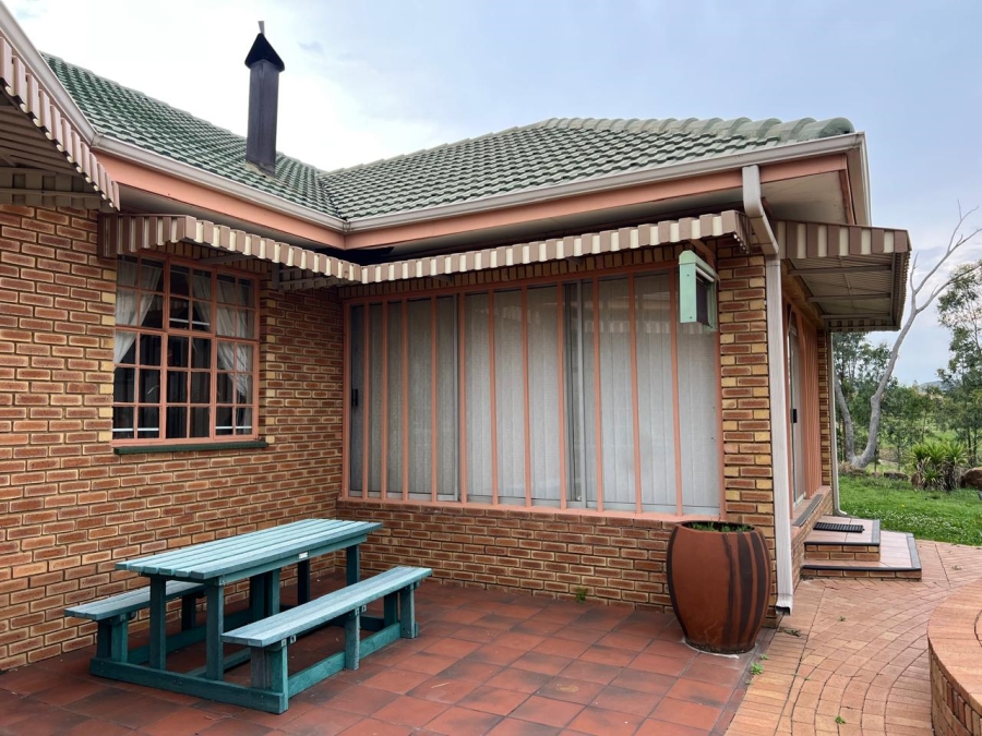 4 Bedroom Property for Sale in Hartbeesfontein AH Gauteng