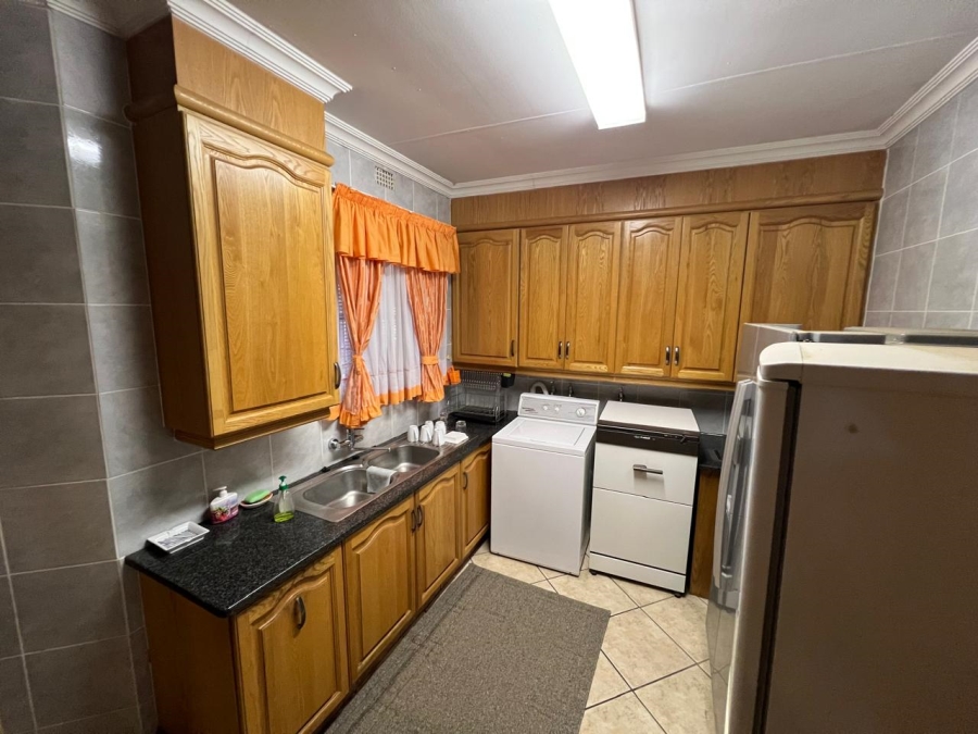 4 Bedroom Property for Sale in Hartbeesfontein AH Gauteng