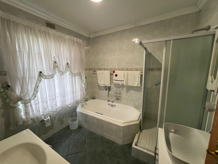 4 Bedroom Property for Sale in Hartbeesfontein AH Gauteng