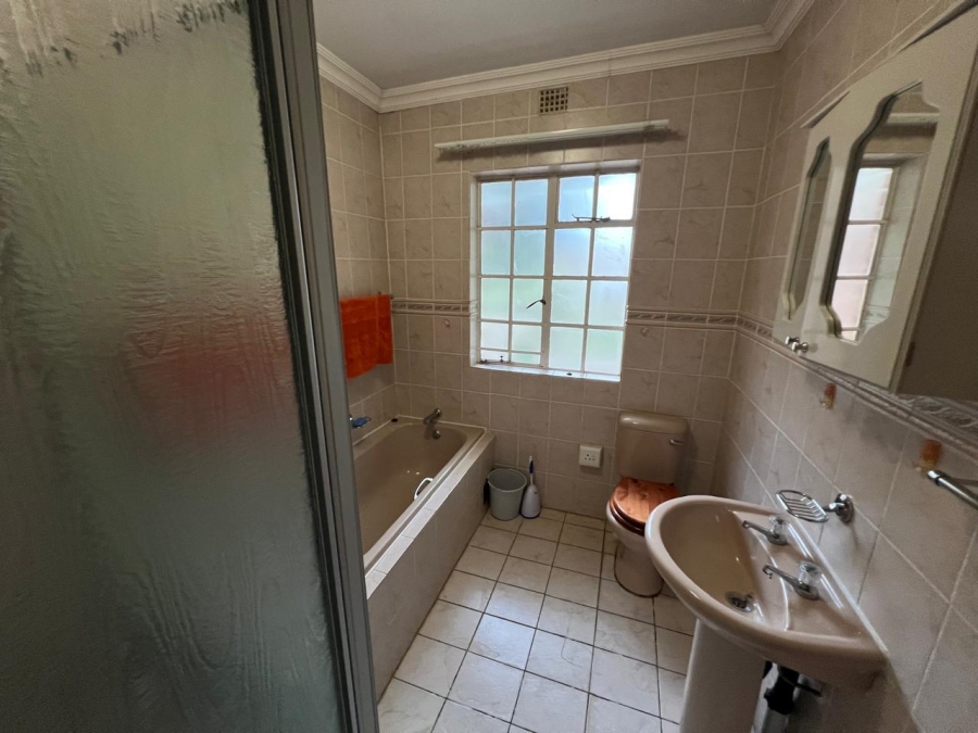 4 Bedroom Property for Sale in Hartbeesfontein AH Gauteng