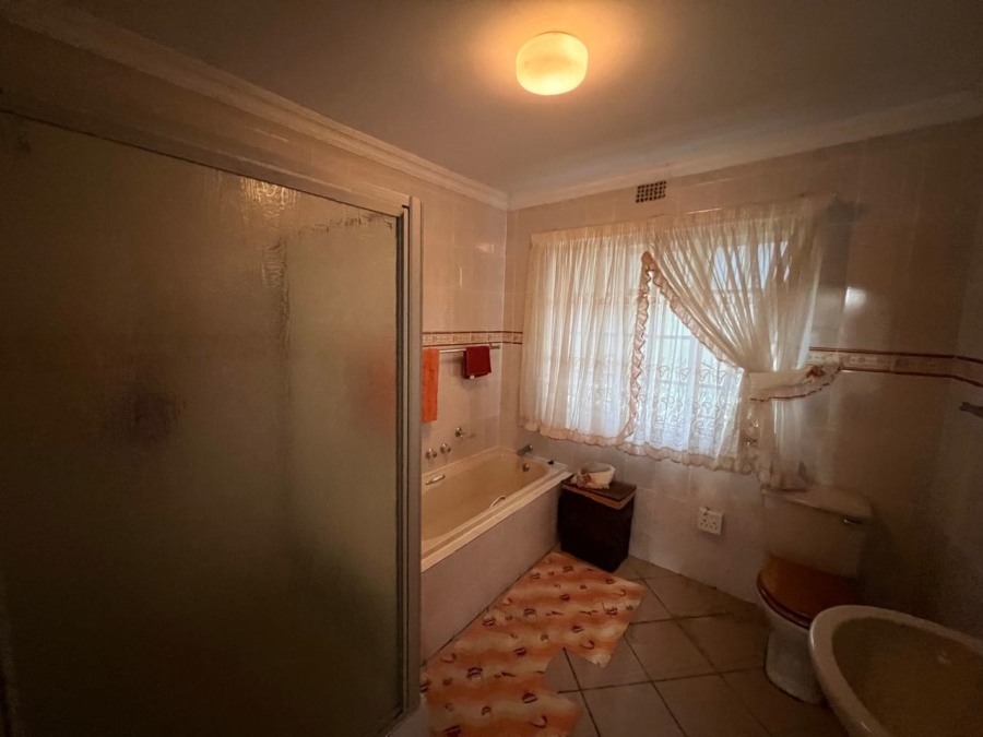 4 Bedroom Property for Sale in Hartbeesfontein AH Gauteng