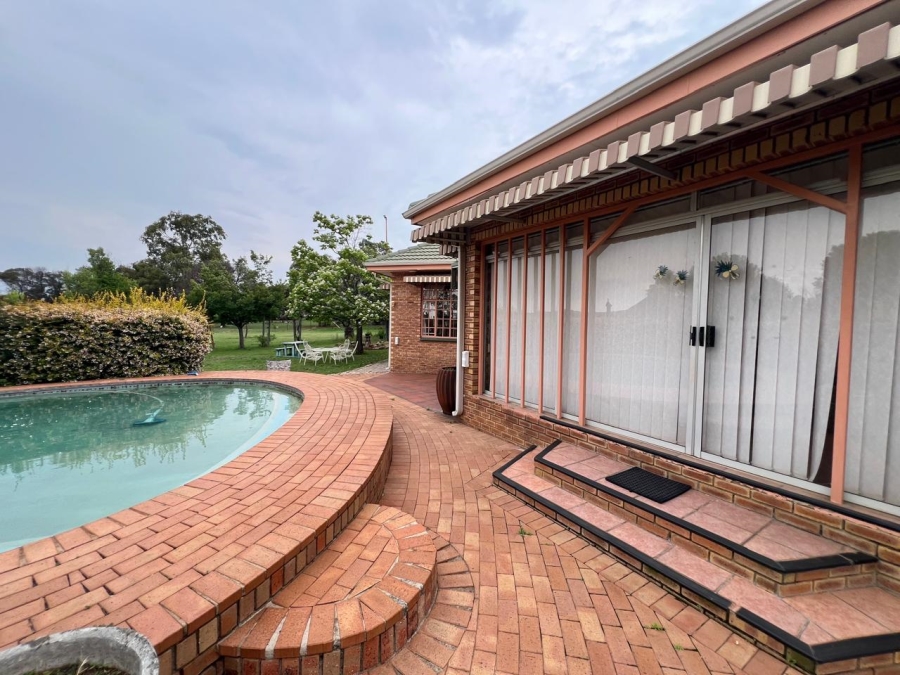 4 Bedroom Property for Sale in Hartbeesfontein AH Gauteng
