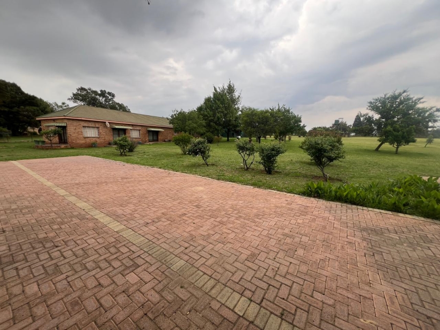4 Bedroom Property for Sale in Hartbeesfontein AH Gauteng